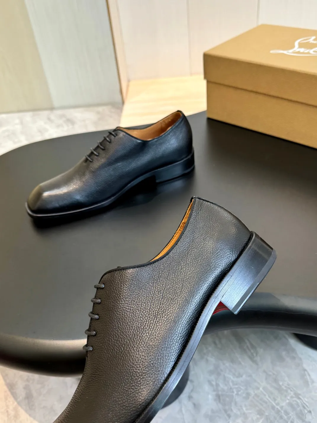 [CL red-soled shoes] Top P: 1020💰 Size 39-44 (⚠️38.45.46 custom-made, non-refundable and non-exchangeable) 🆑High-end men’s business formal leather shoes, original and genuine top-quality goods ••✅💯 Top-quality original order purchasing agent! Original imported patterned cowhide ➕Imported cowhide lining ➕Cowhide feet ➕Original leather outsole~🉑️Feel free to compare the authentic ones!